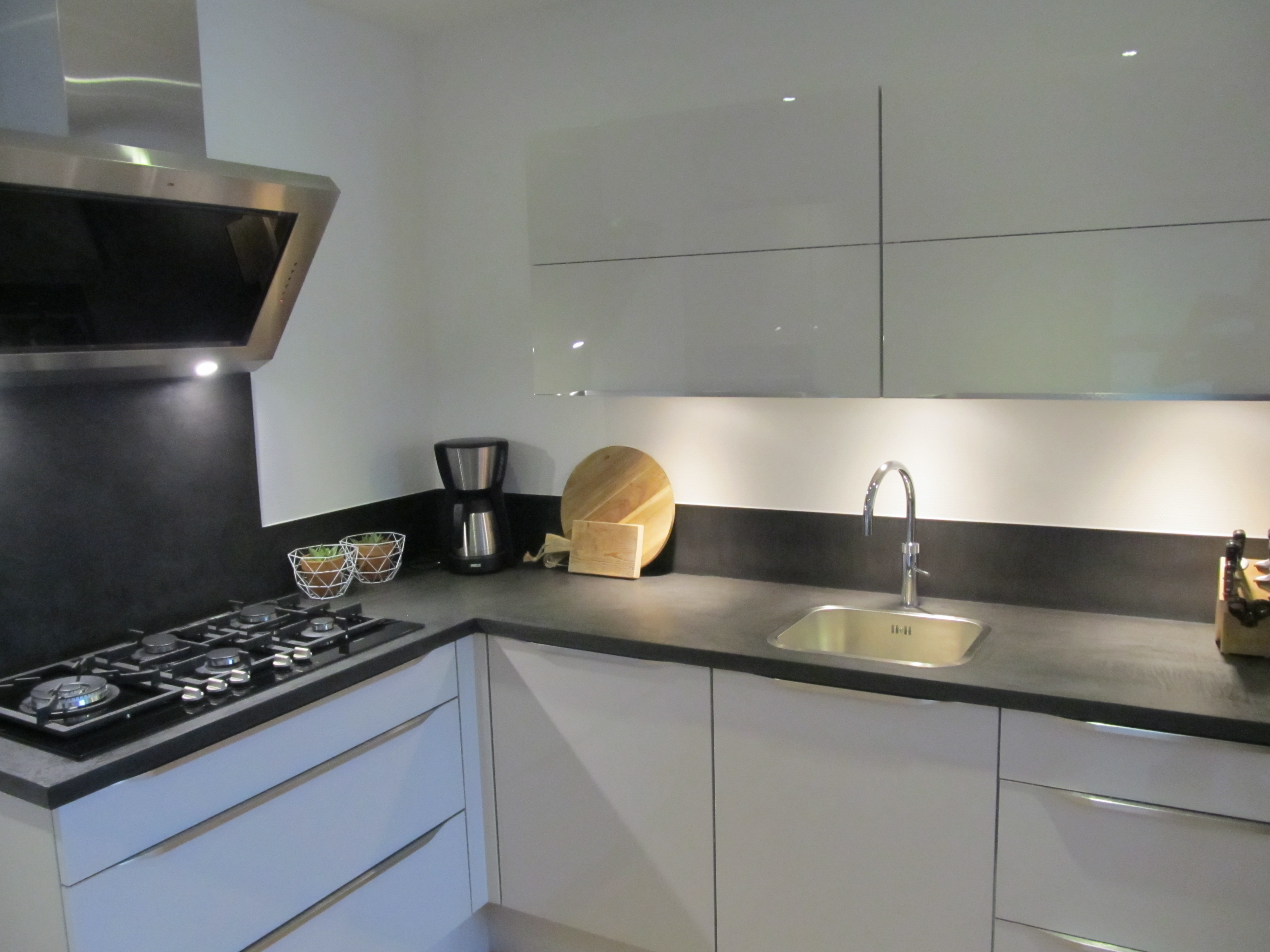 Keukens – krekt op maat Keuken in hoogglans wit
